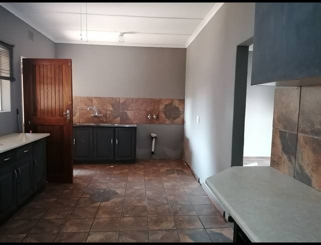5 BEDROOM FREESTANDING FOR SALE IN STILFONTEIN EXT 4